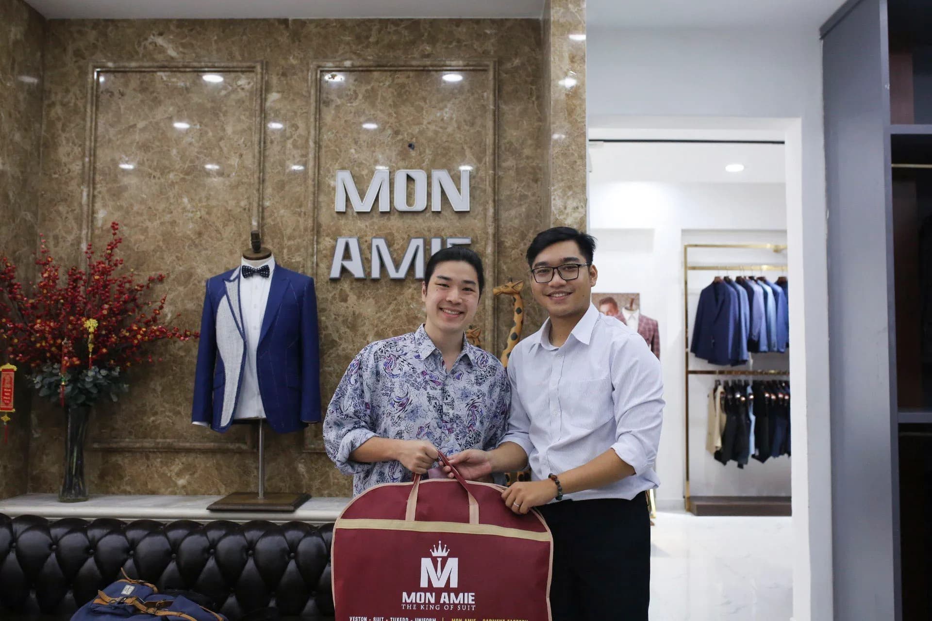 Nhận túi đựng vest Mon Amie, khoảnh khắc giao đồ tại showroom