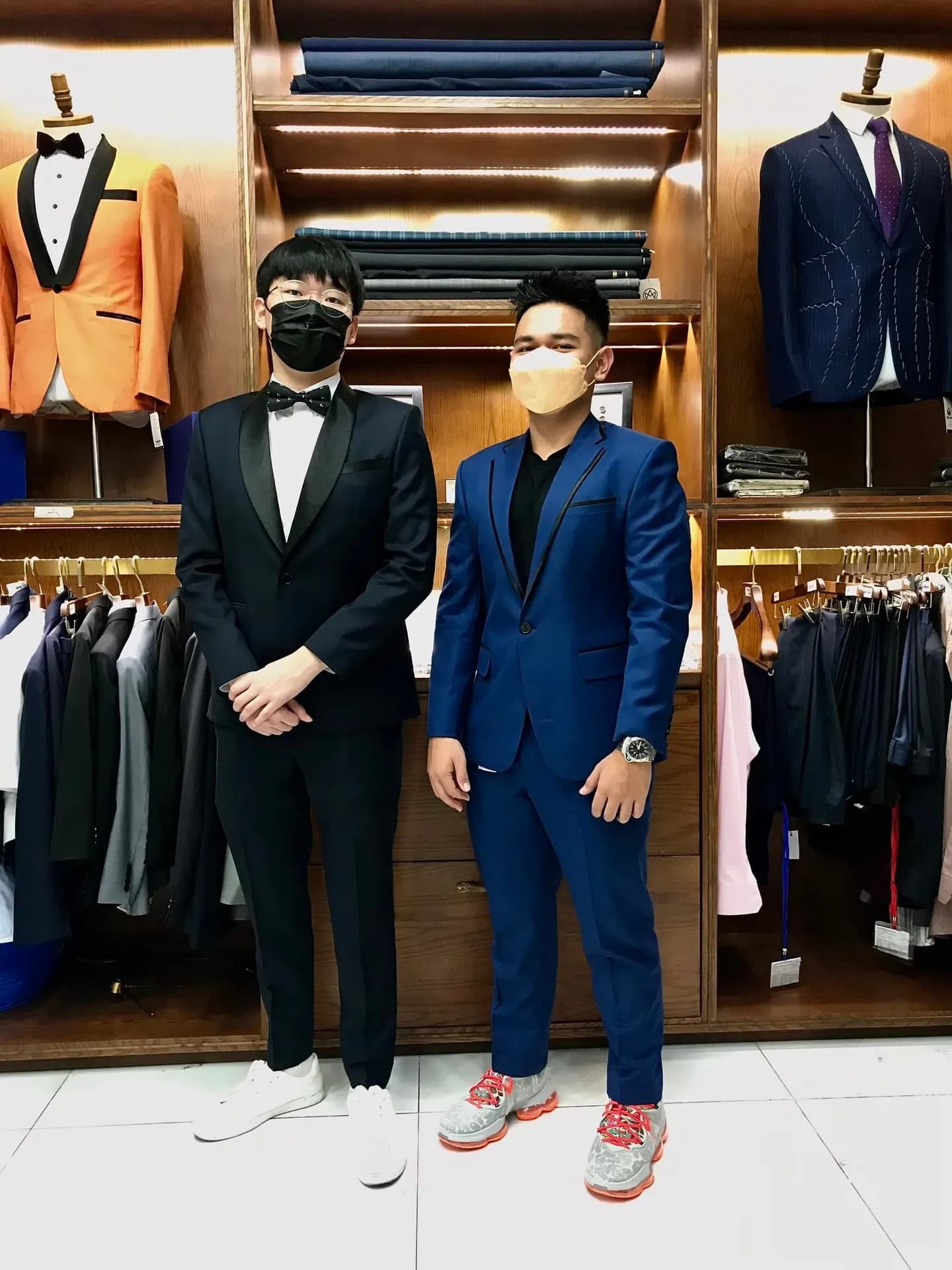 Khách hàng tại showroom — Mon Amie