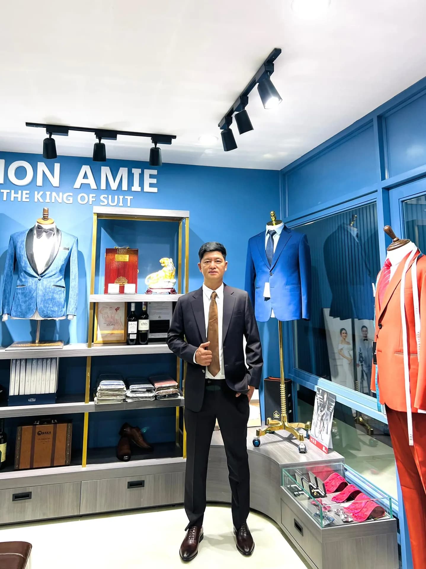 Khách hàng tại showroom — Mon Amie