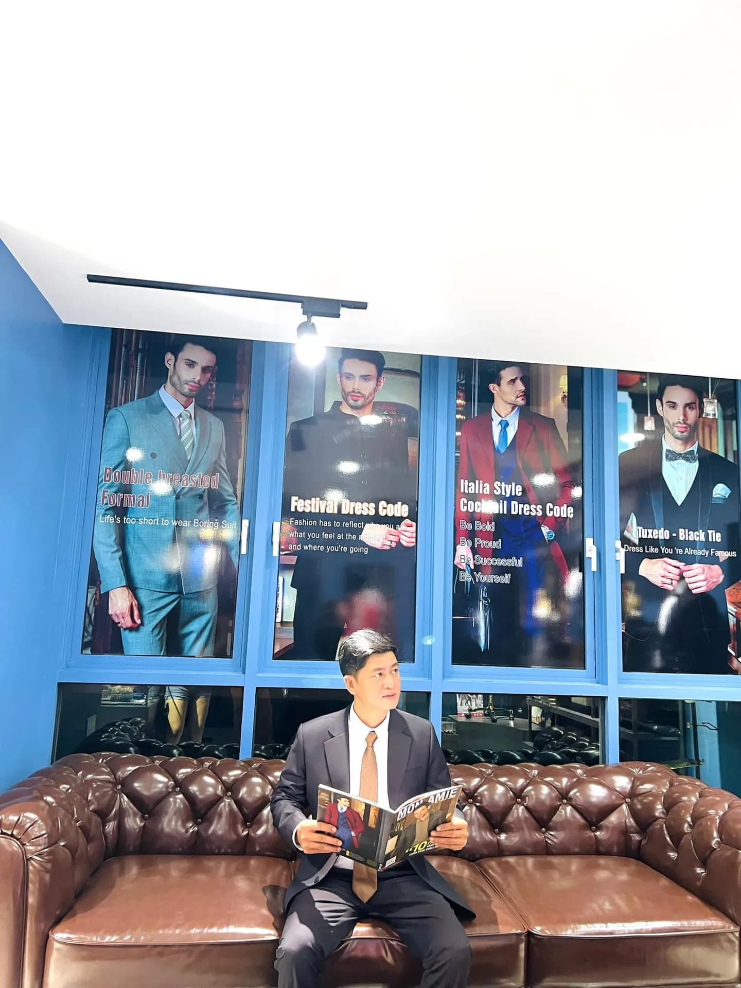 Khách hàng tại showroom — Mon Amie