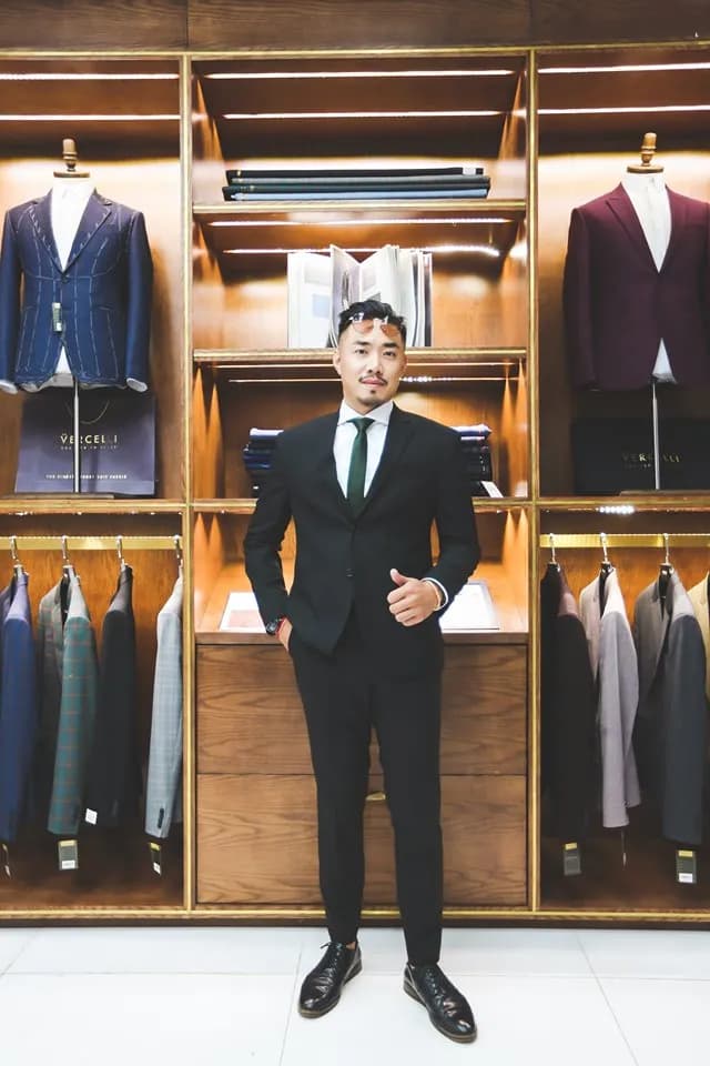 Khách hàng tại showroom — Mon Amie