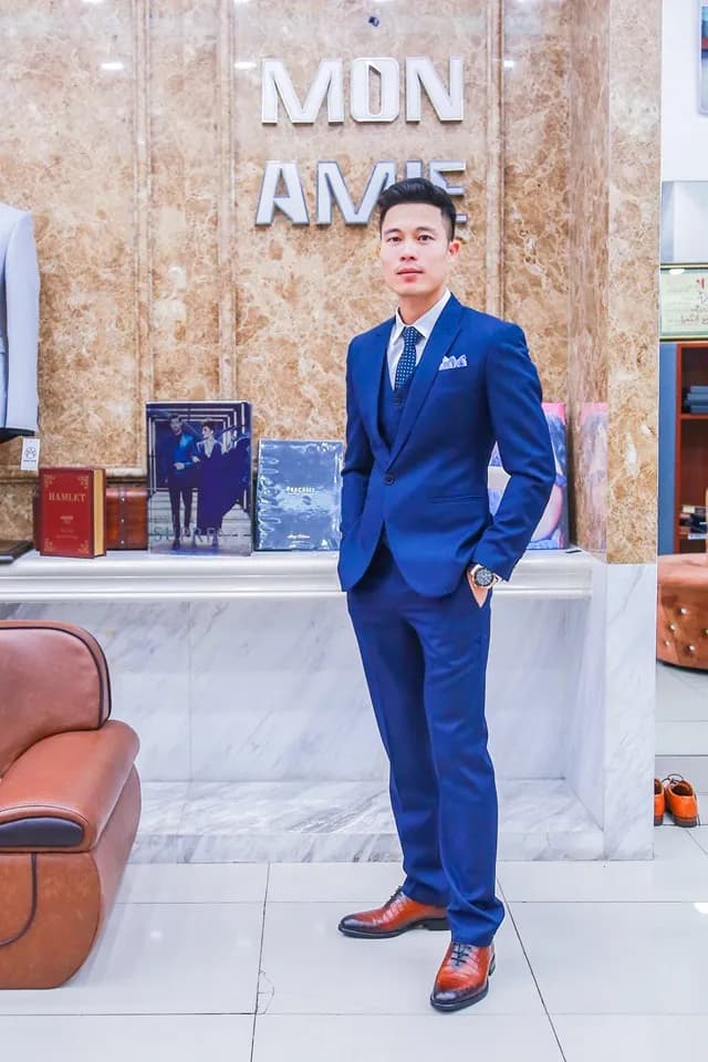 Khách hàng tại showroom — Mon Amie