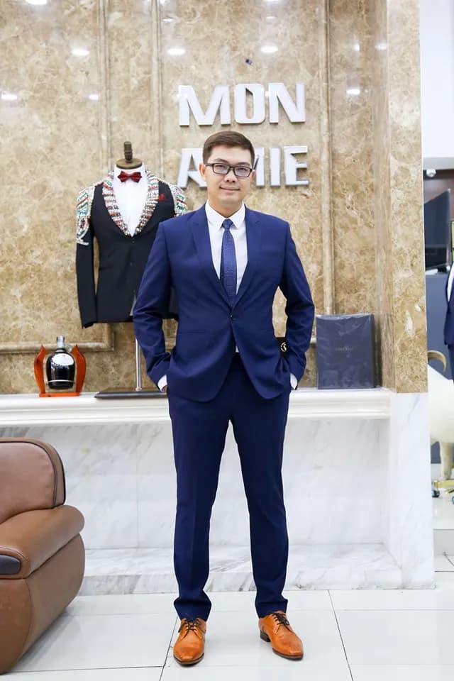 Khách hàng tại showroom — Mon Amie