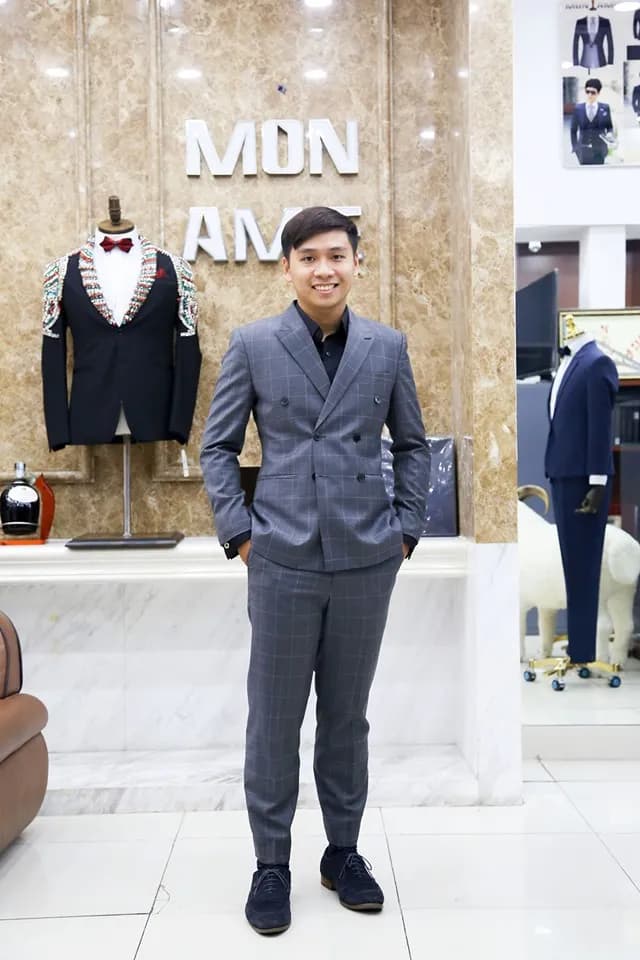 Khách hàng tại showroom — Mon Amie