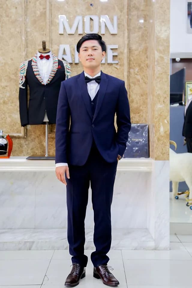 Khách hàng tại showroom — Mon Amie