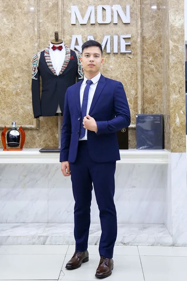 Khách hàng tại showroom — Mon Amie