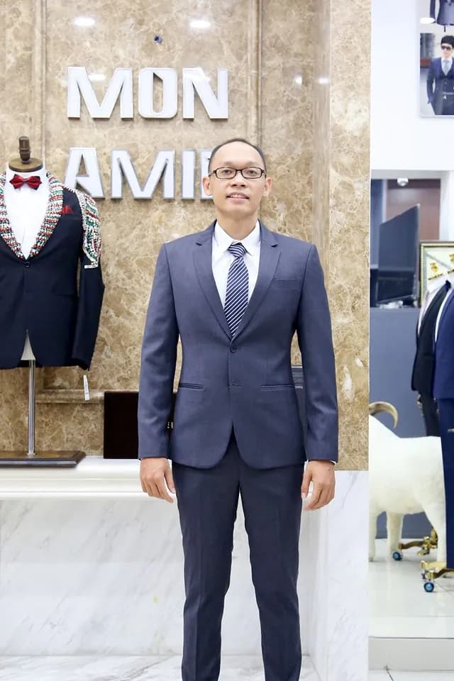 Khách hàng tại showroom — Mon Amie