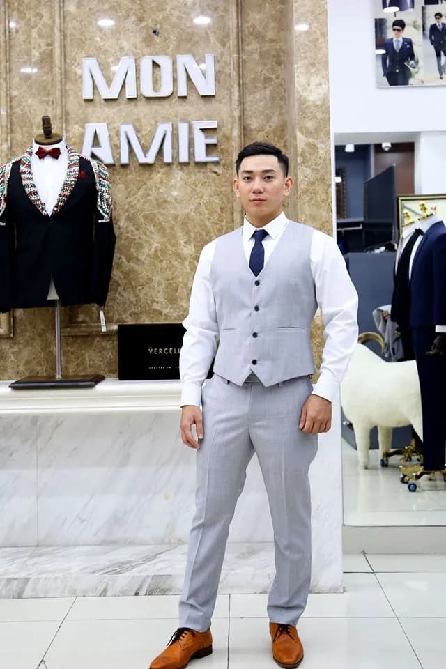 Khách hàng tại showroom — Mon Amie