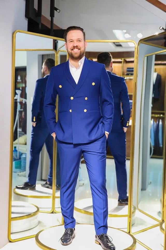 Khách hàng tại showroom — Mon Amie