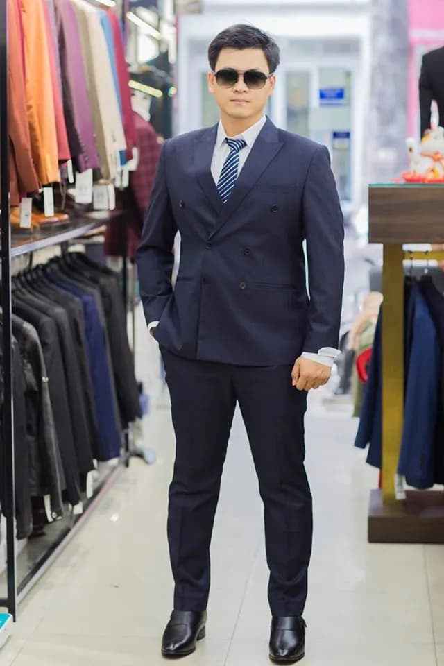 Khách hàng tại showroom — Mon Amie
