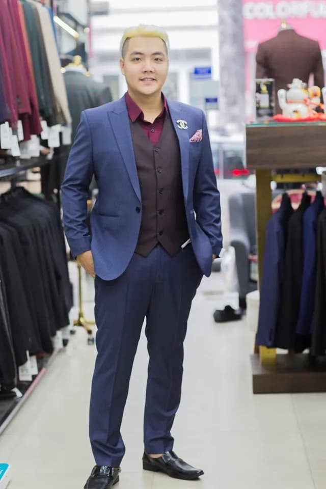 Khách hàng tại showroom — Mon Amie