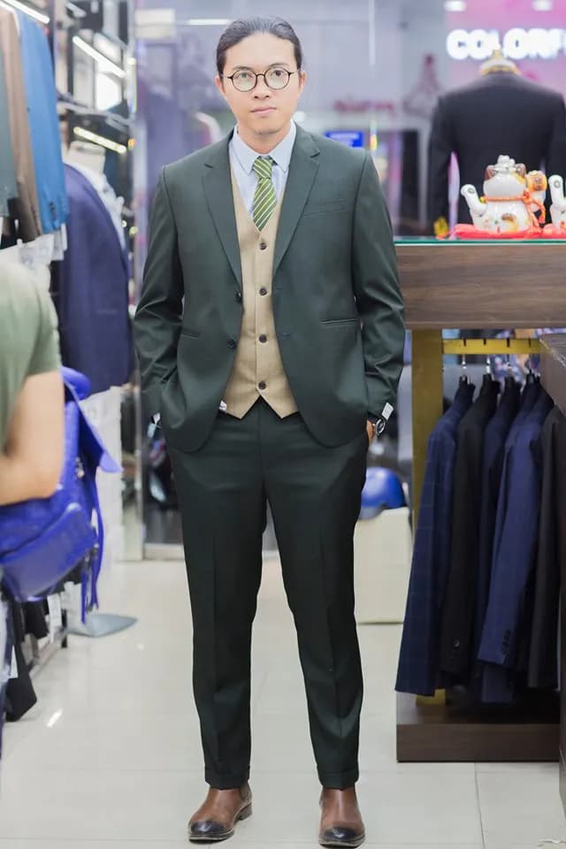 Khách hàng tại showroom — Mon Amie