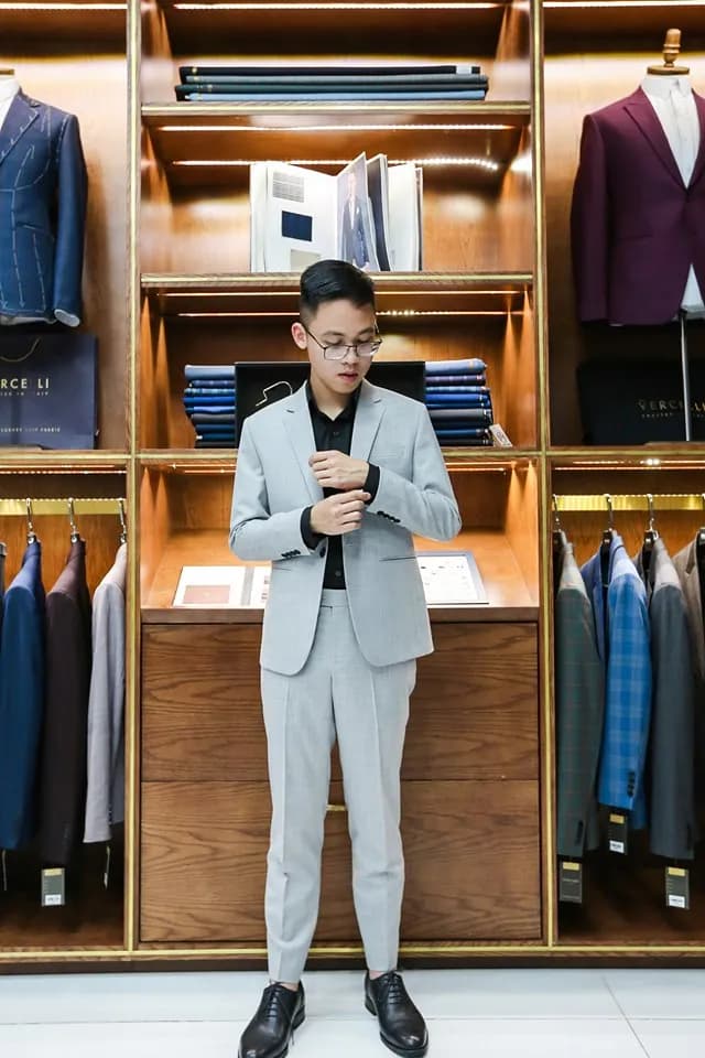 Khách hàng tại showroom — Mon Amie
