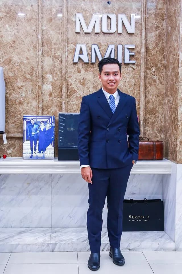 Khách hàng tại showroom — Mon Amie