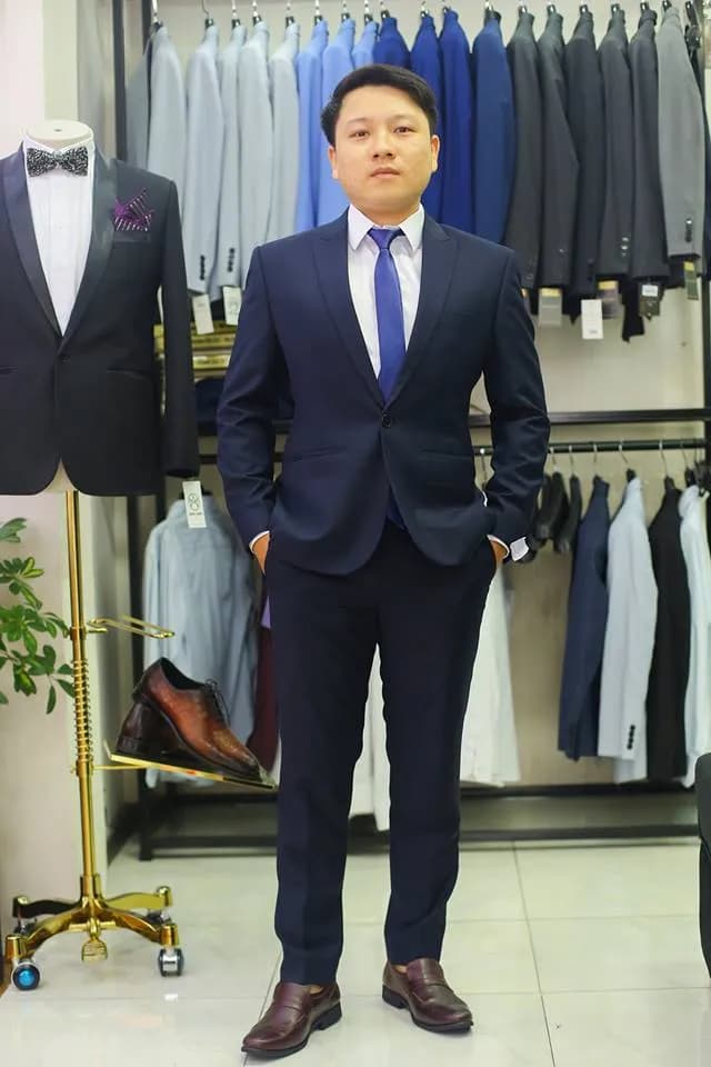 Khách hàng tại showroom — Mon Amie