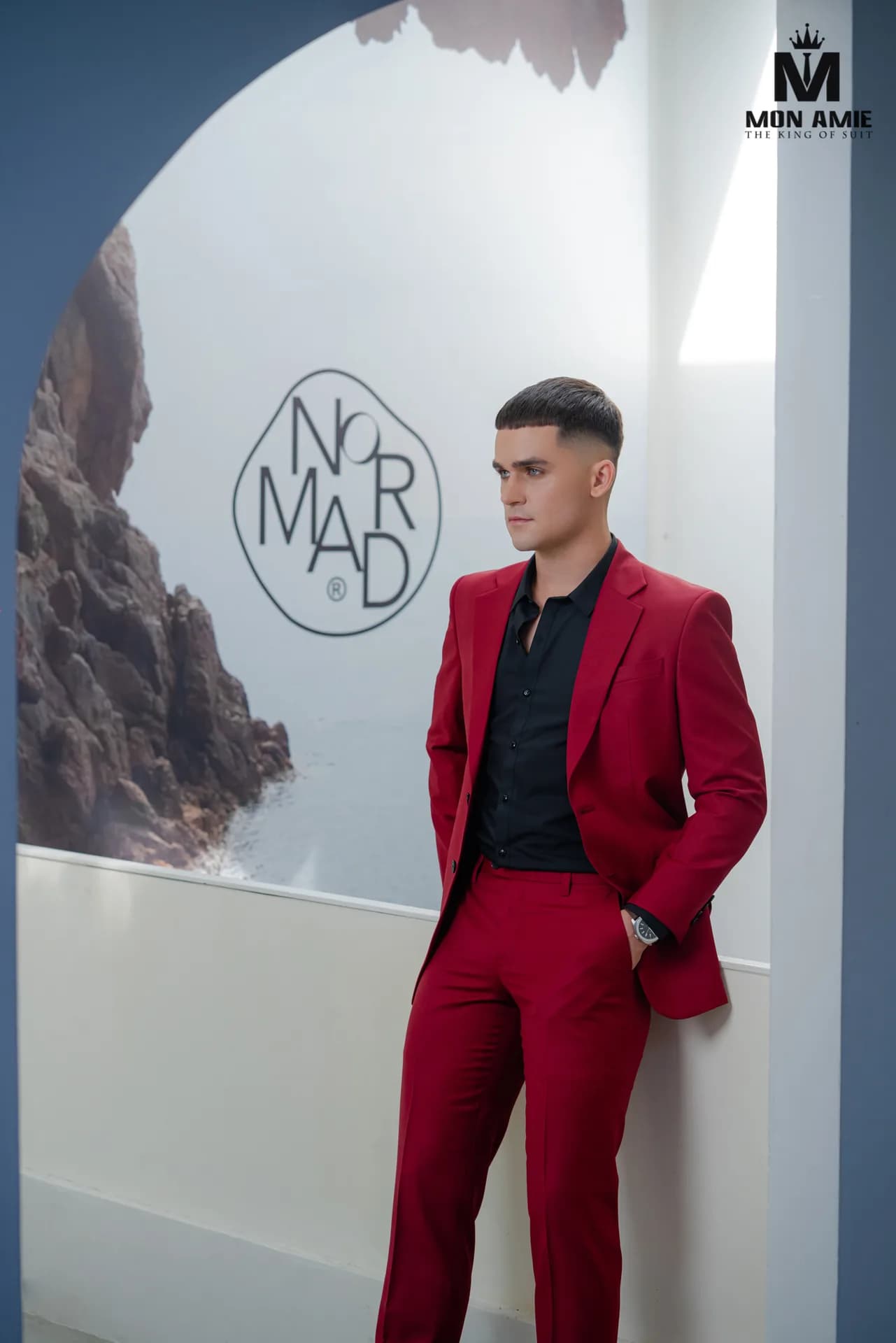 Suit kẻ ô xám ba mảnh, cà vạt nâu và khăn cài túi bên quầy bar gỗ