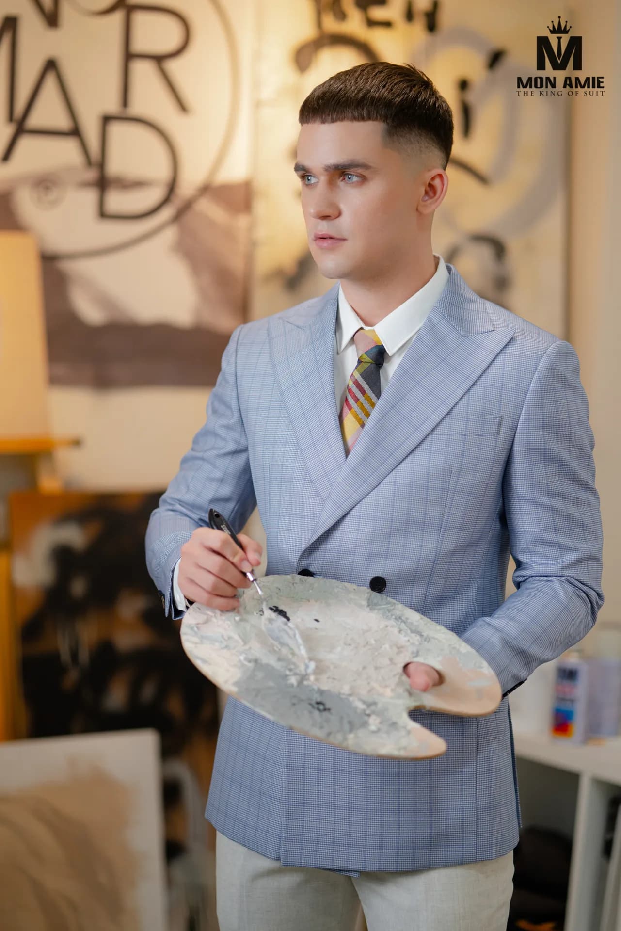 Suit sọc xám phối gilet đỏ rượu, cà vạt hoạ tiết và khăn cài túi
