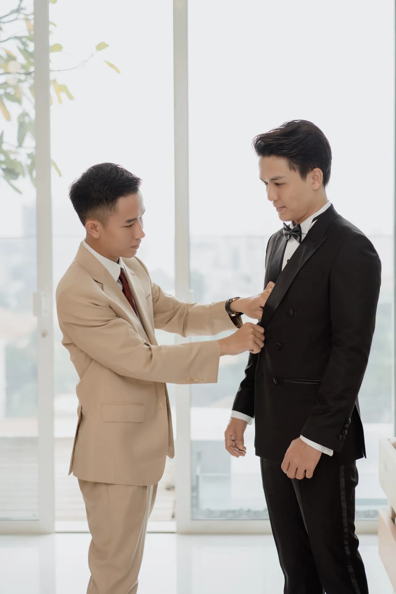 Thợ may vest be chỉnh măng sét cho khách mặc tuxedo