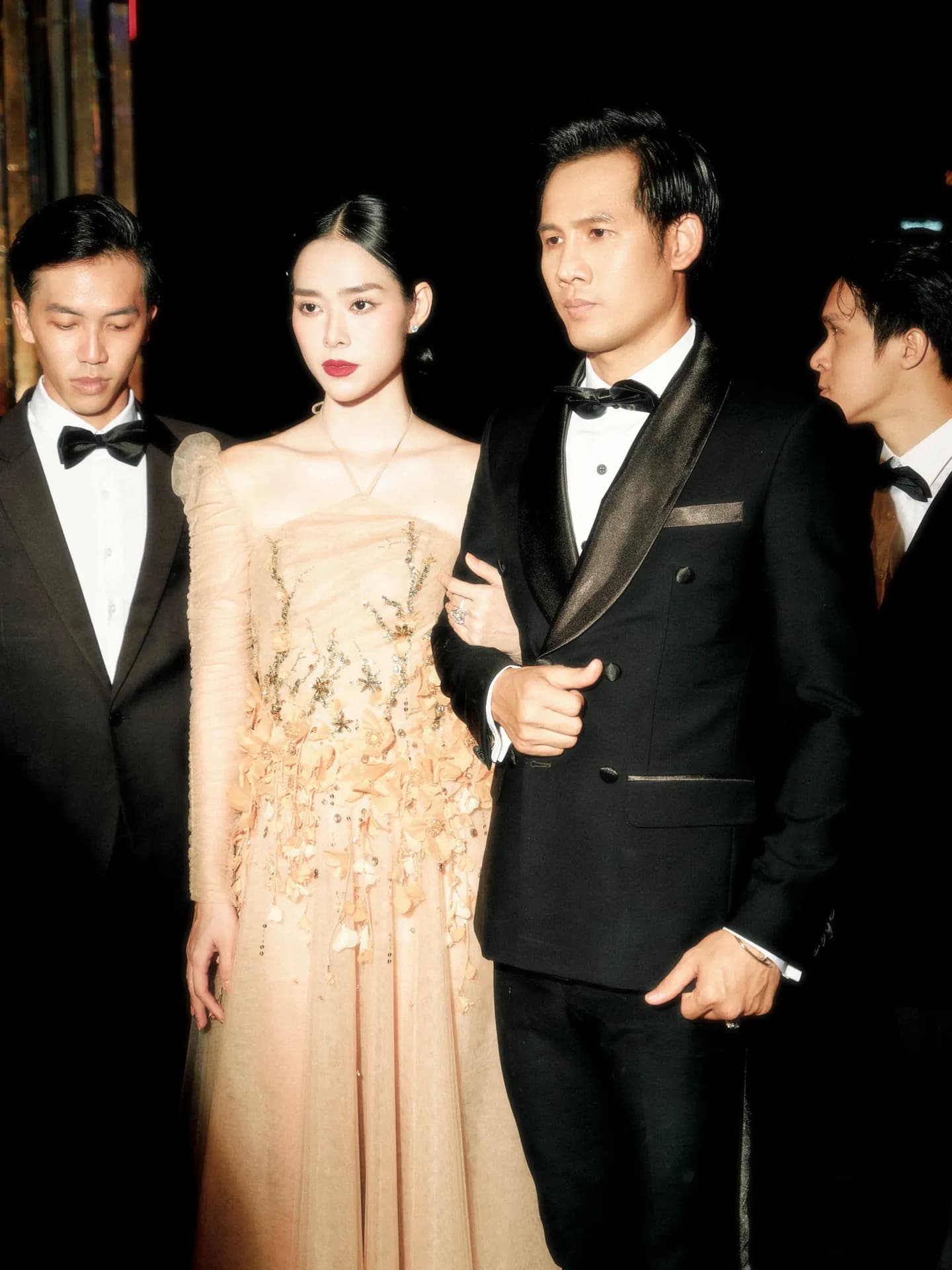 Tuxedo đen ve satin, khoác tay bạn nhảy váy dạ hội, thảm đỏ đêm