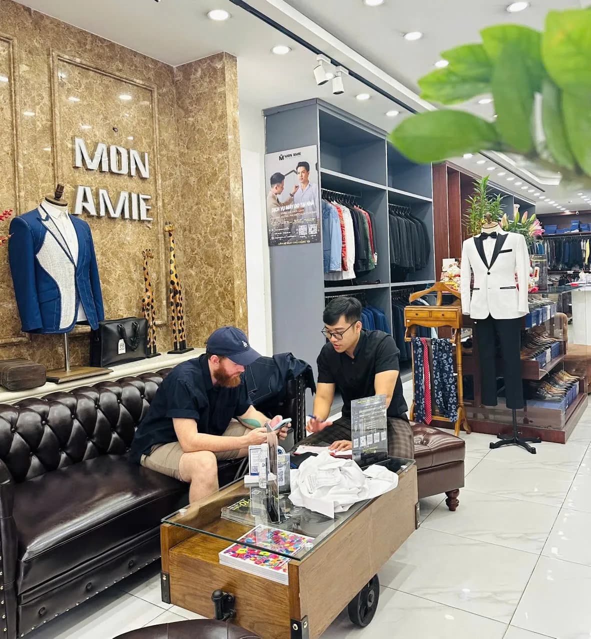 Phóng sự tại showroom — Mon Amie