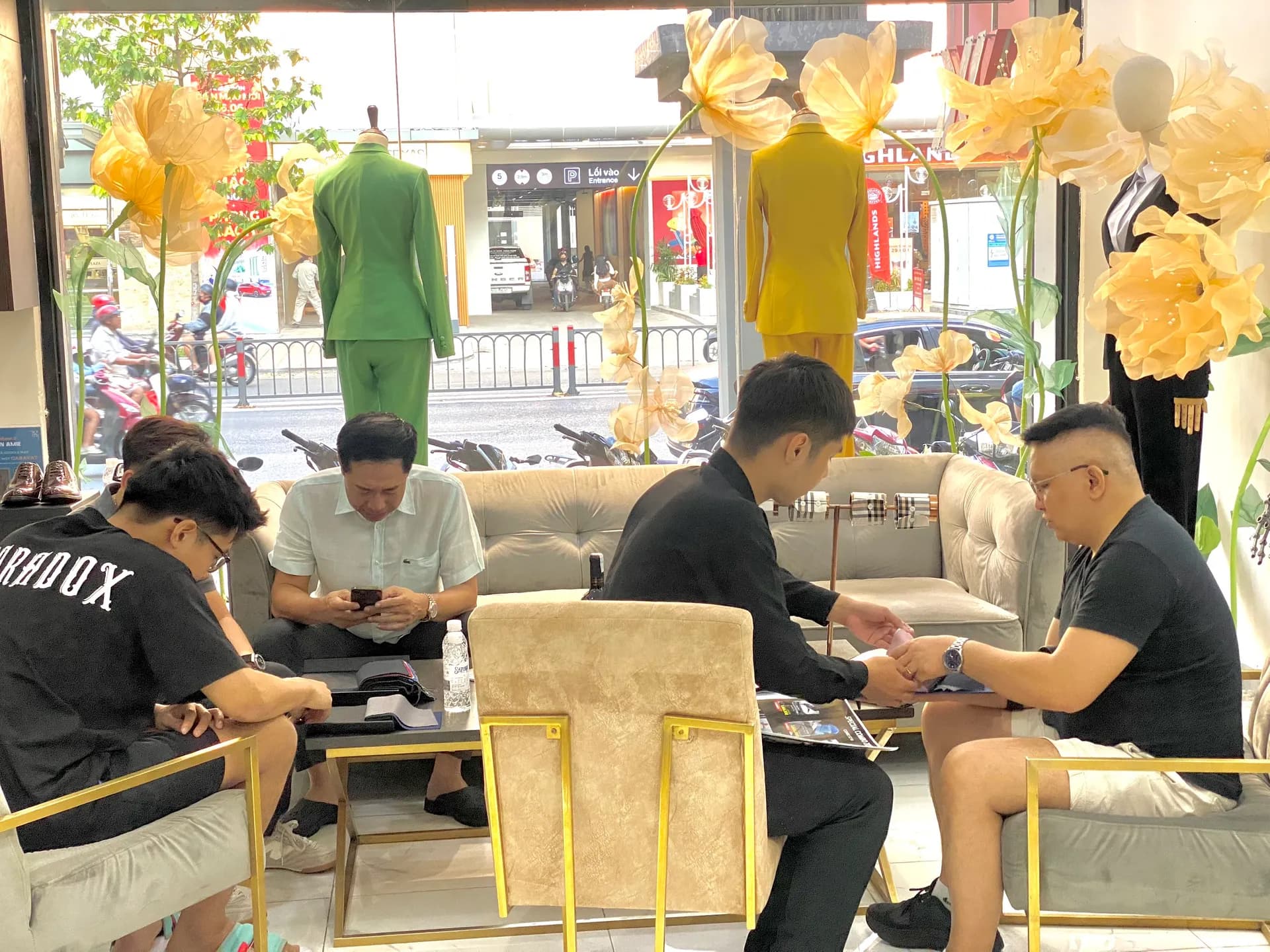 Phóng sự tại showroom — Mon Amie