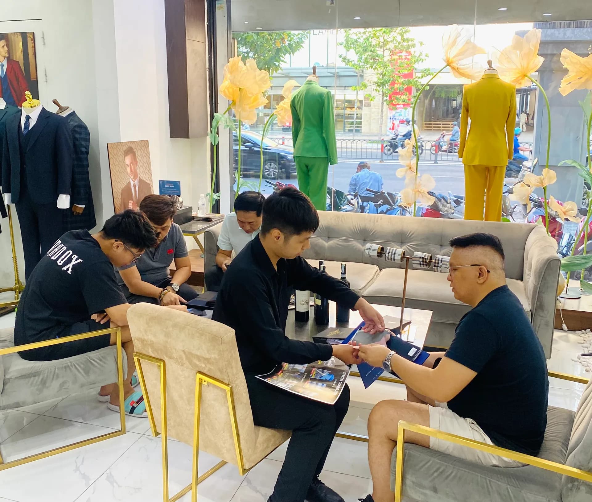 Phóng sự tại showroom — Mon Amie