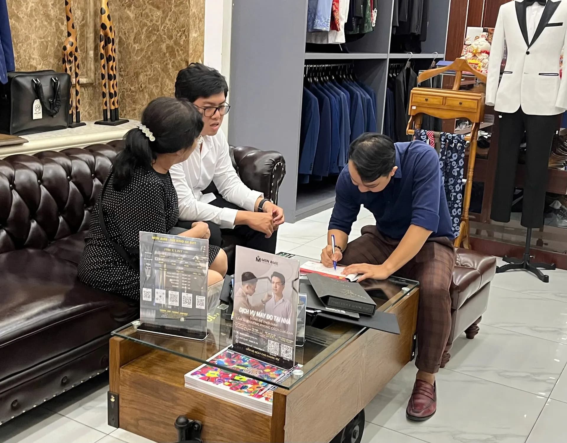 Phóng sự tại showroom — Mon Amie