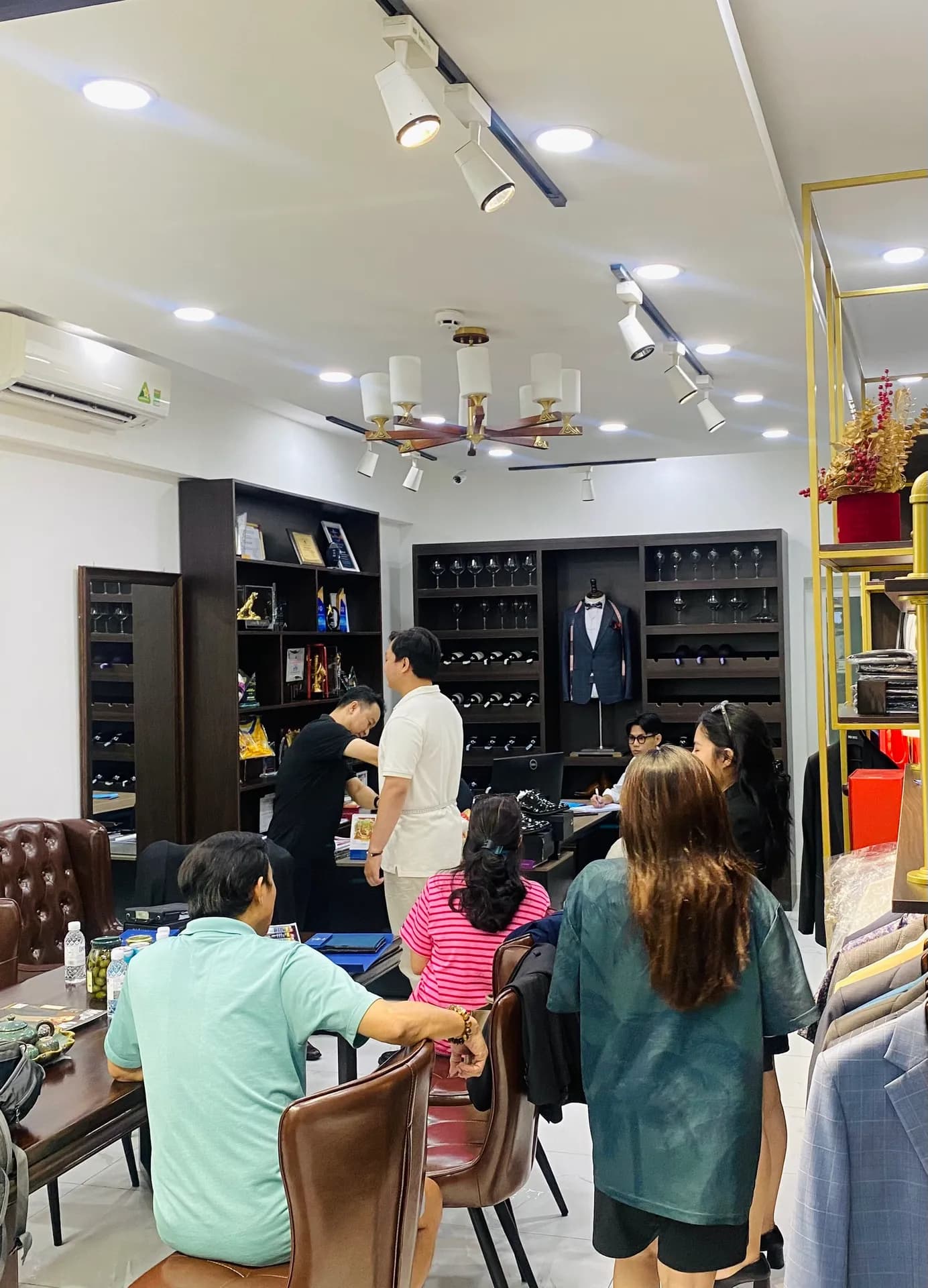 Phóng sự tại showroom — Mon Amie