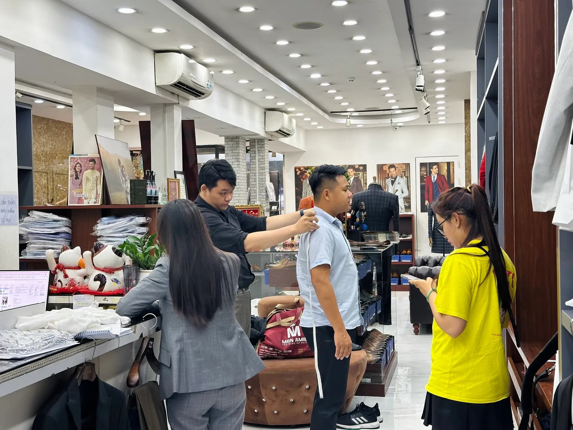 Phóng sự tại showroom — Mon Amie