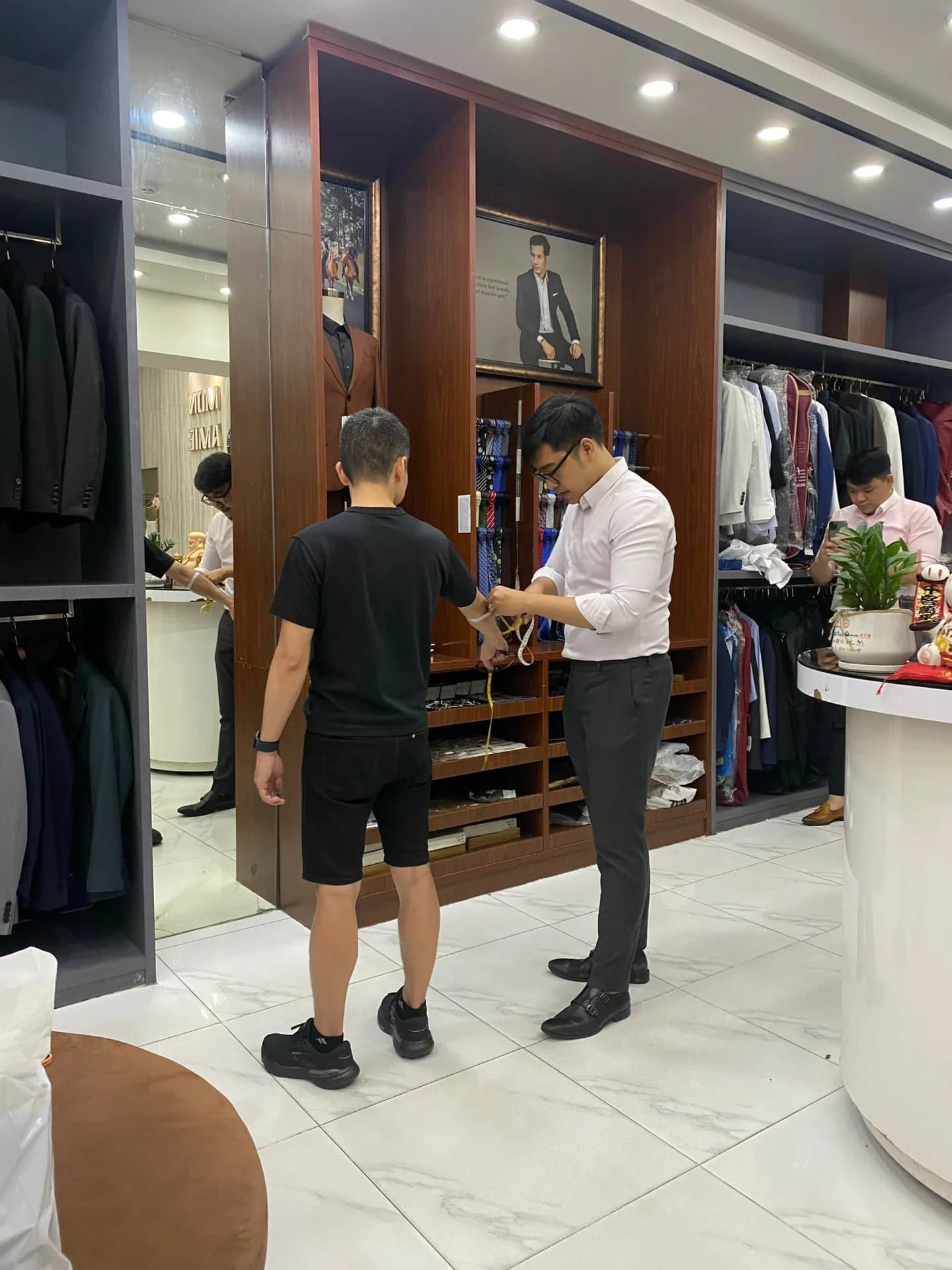Phóng sự tại showroom — Mon Amie