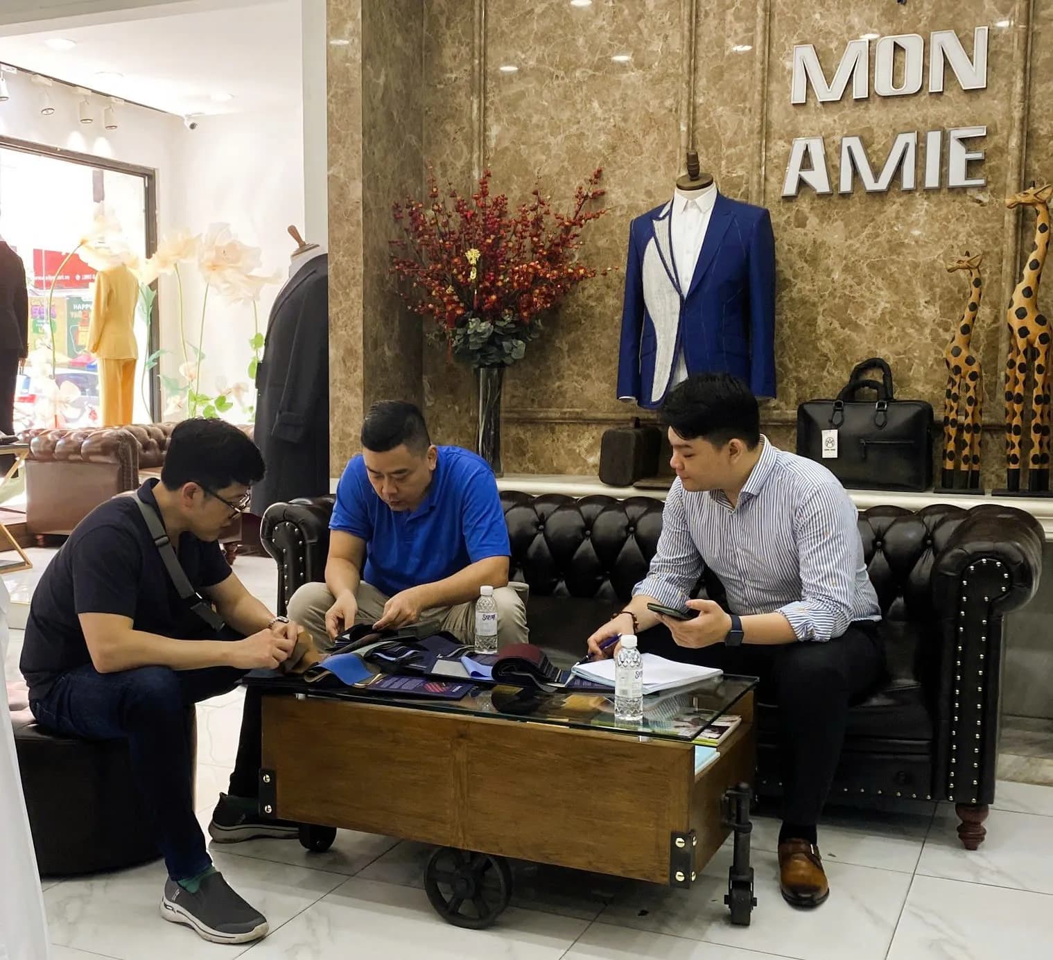Phóng sự tại showroom — Mon Amie