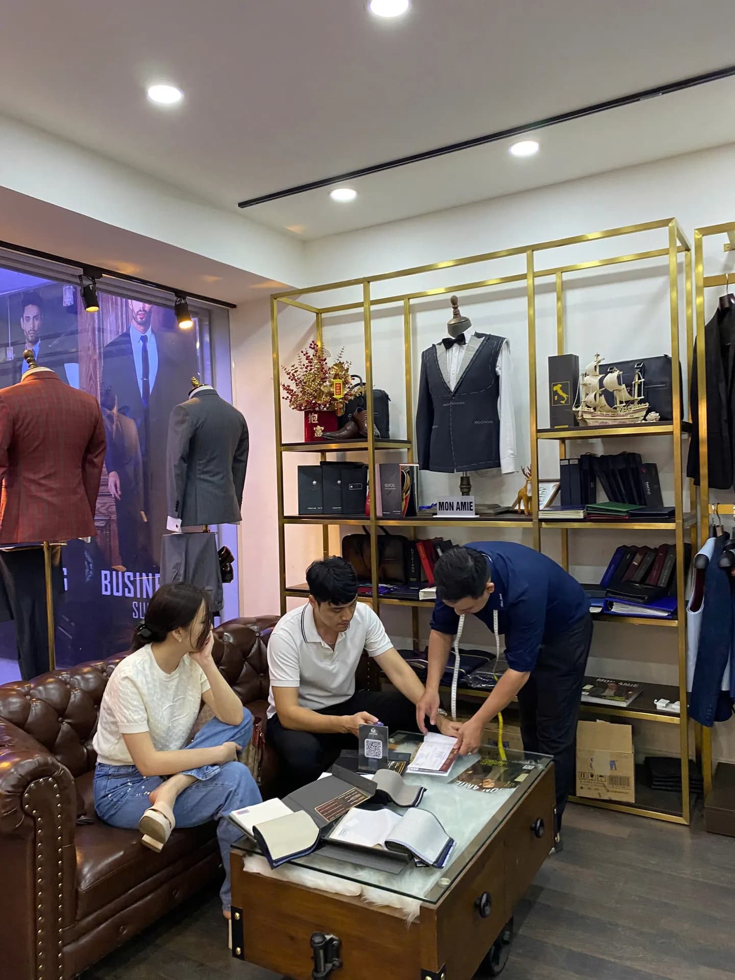 Phóng sự tại showroom — Mon Amie