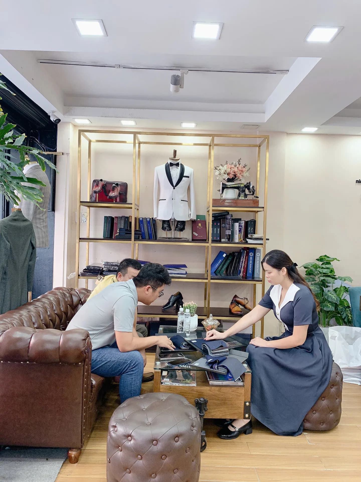 Phóng sự tại showroom — Mon Amie