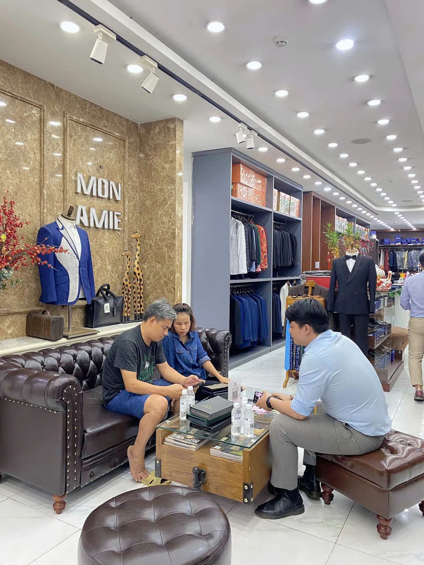 Phóng sự tại showroom — Mon Amie
