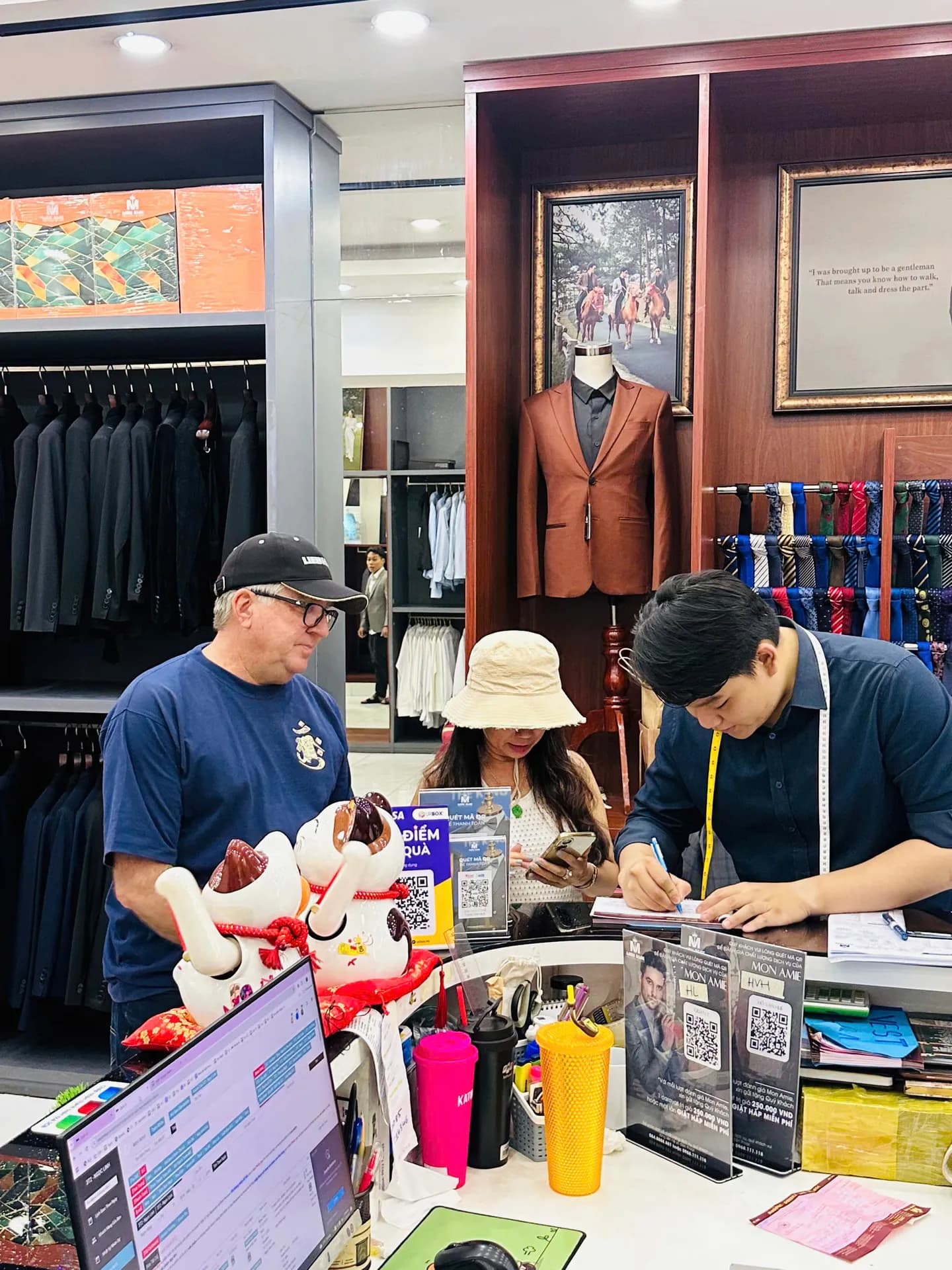 Phóng sự tại showroom — Mon Amie