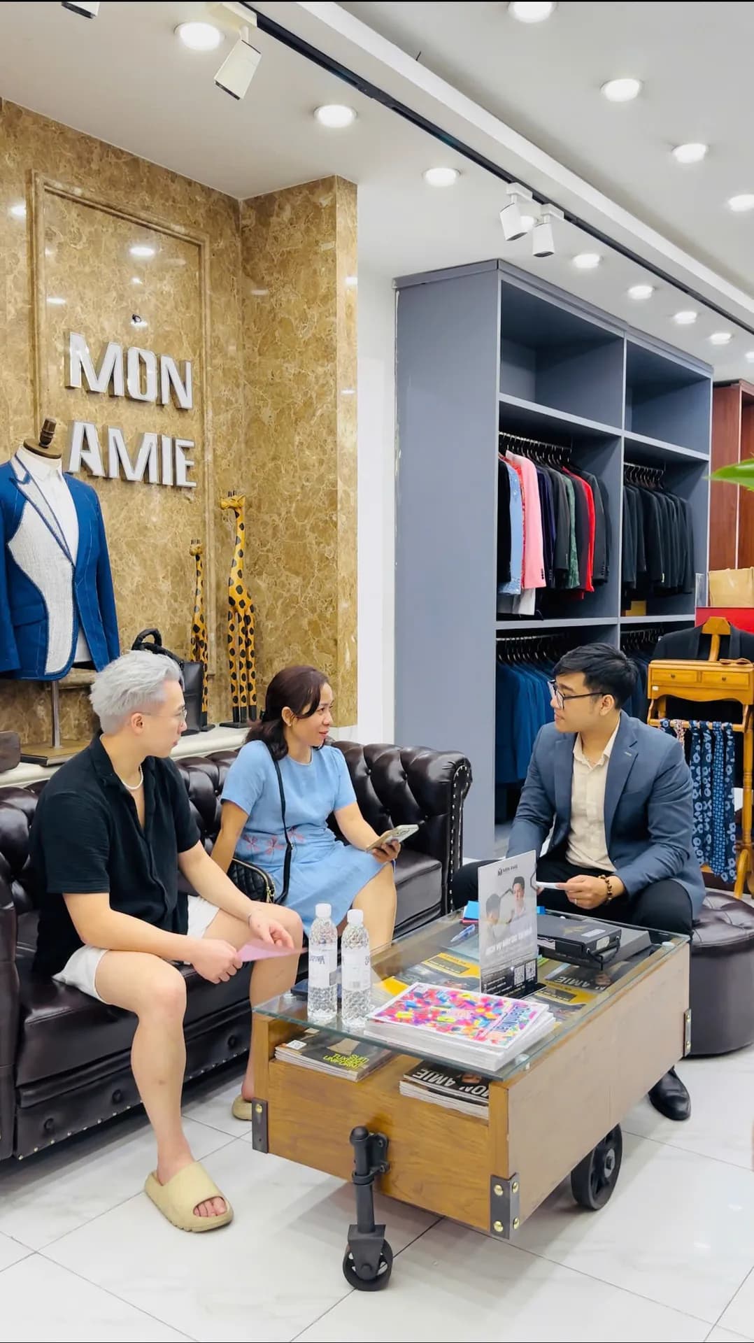Phóng sự tại showroom — Mon Amie