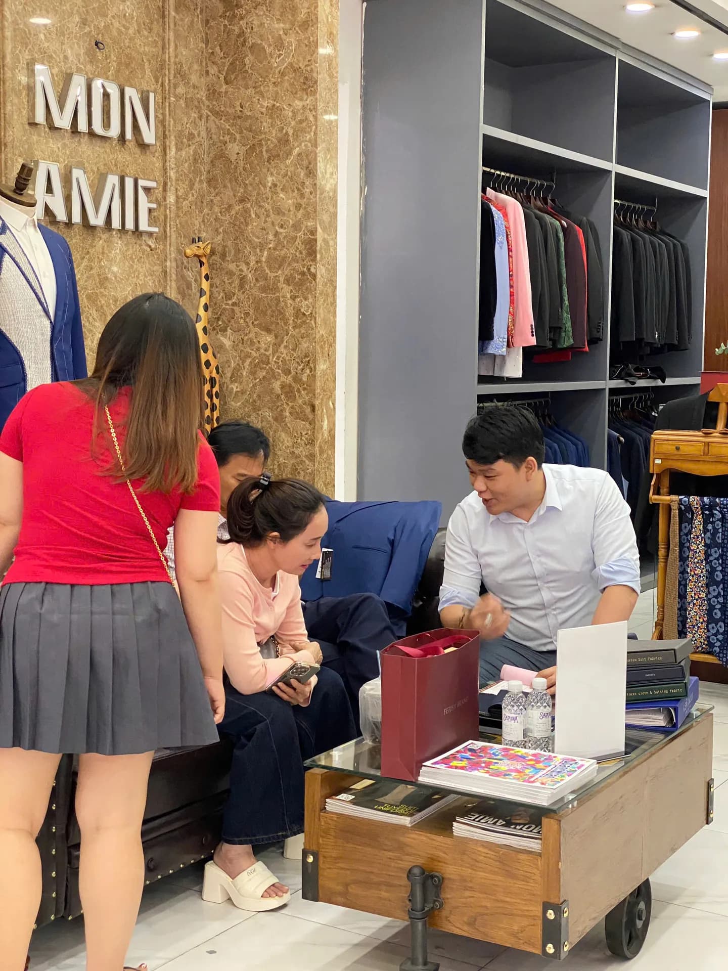 Phóng sự tại showroom — Mon Amie