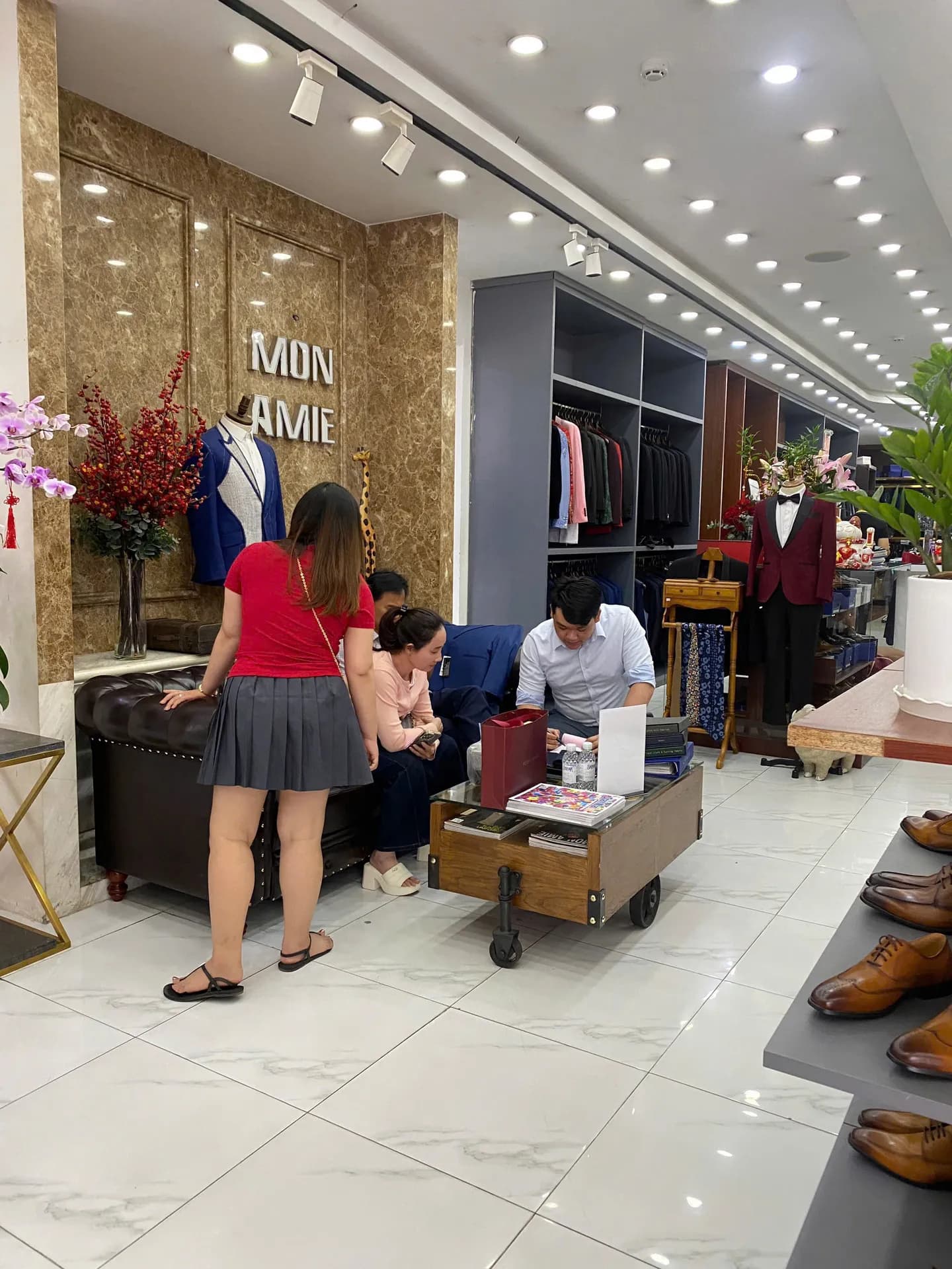 Phóng sự tại showroom — Mon Amie