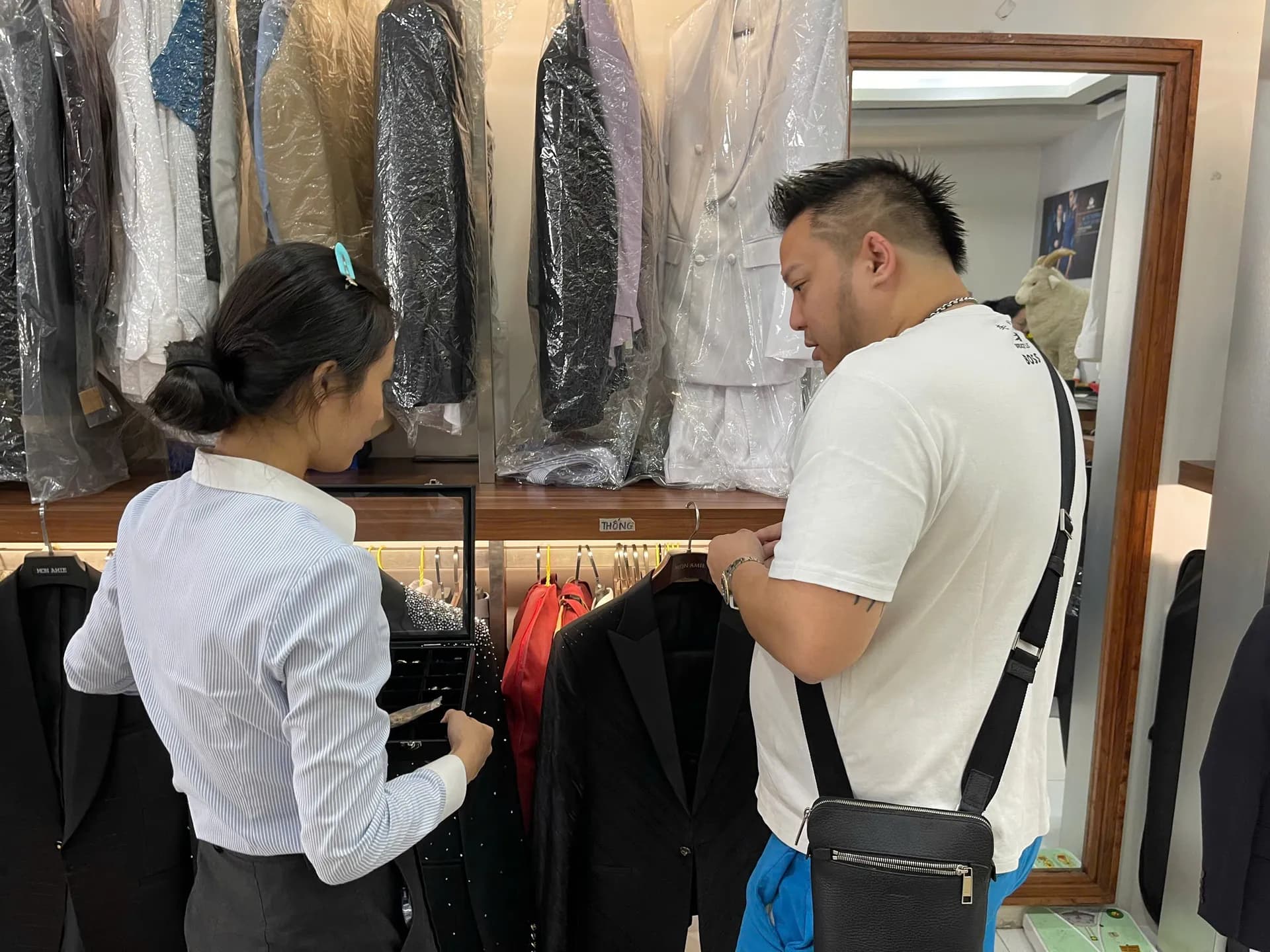 Phóng sự tại showroom — Mon Amie