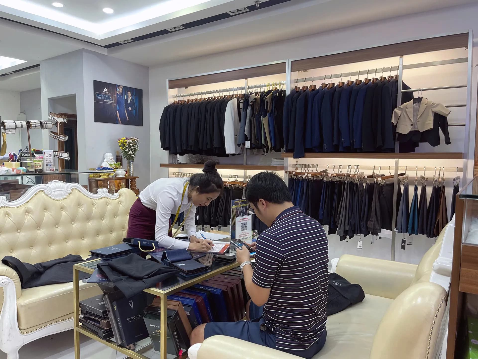 Phóng sự tại showroom — Mon Amie
