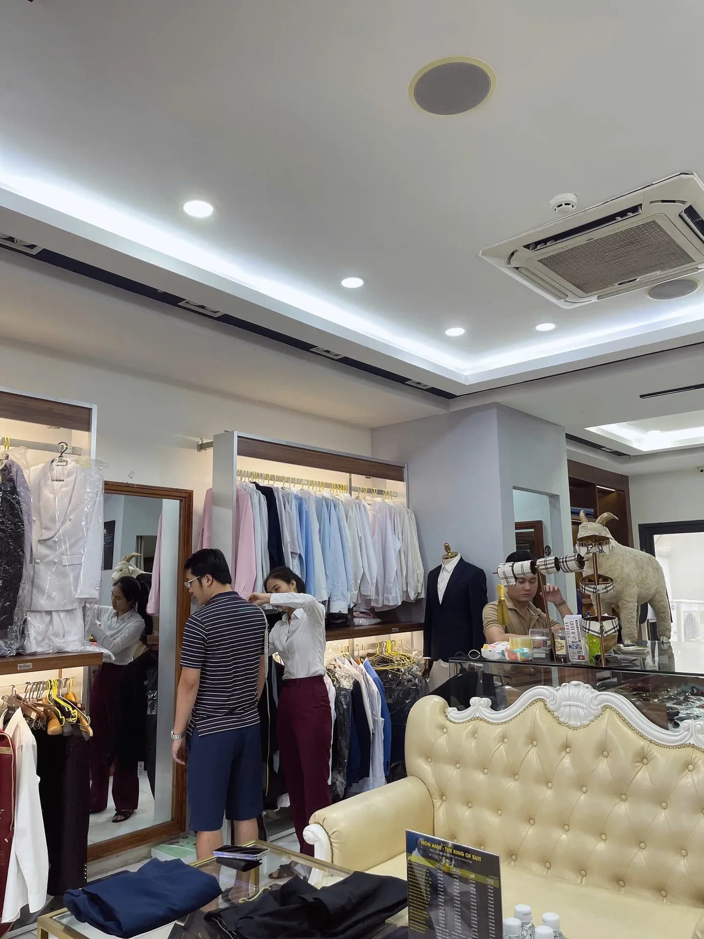 Phóng sự tại showroom — Mon Amie