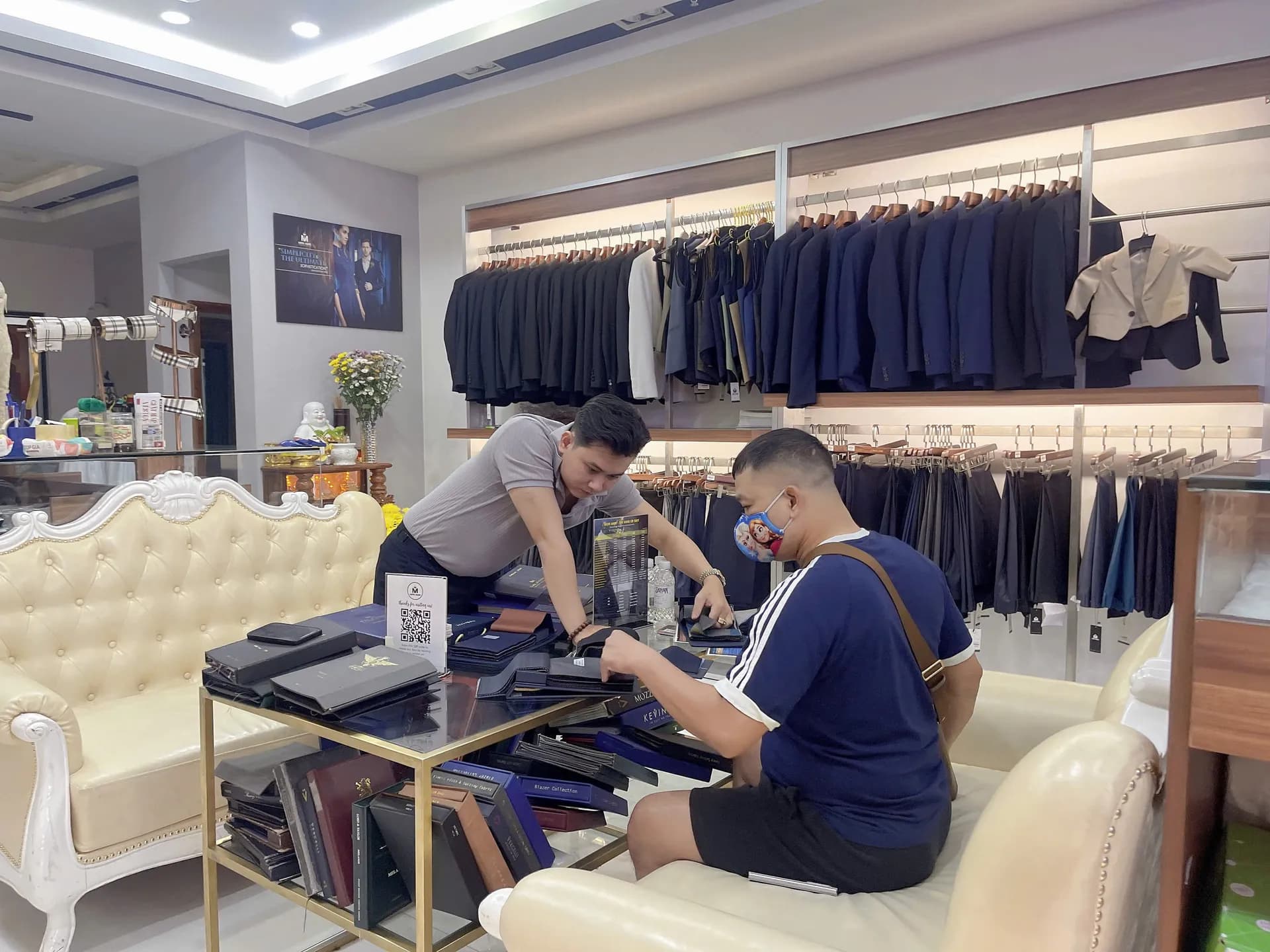 Phóng sự tại showroom — Mon Amie