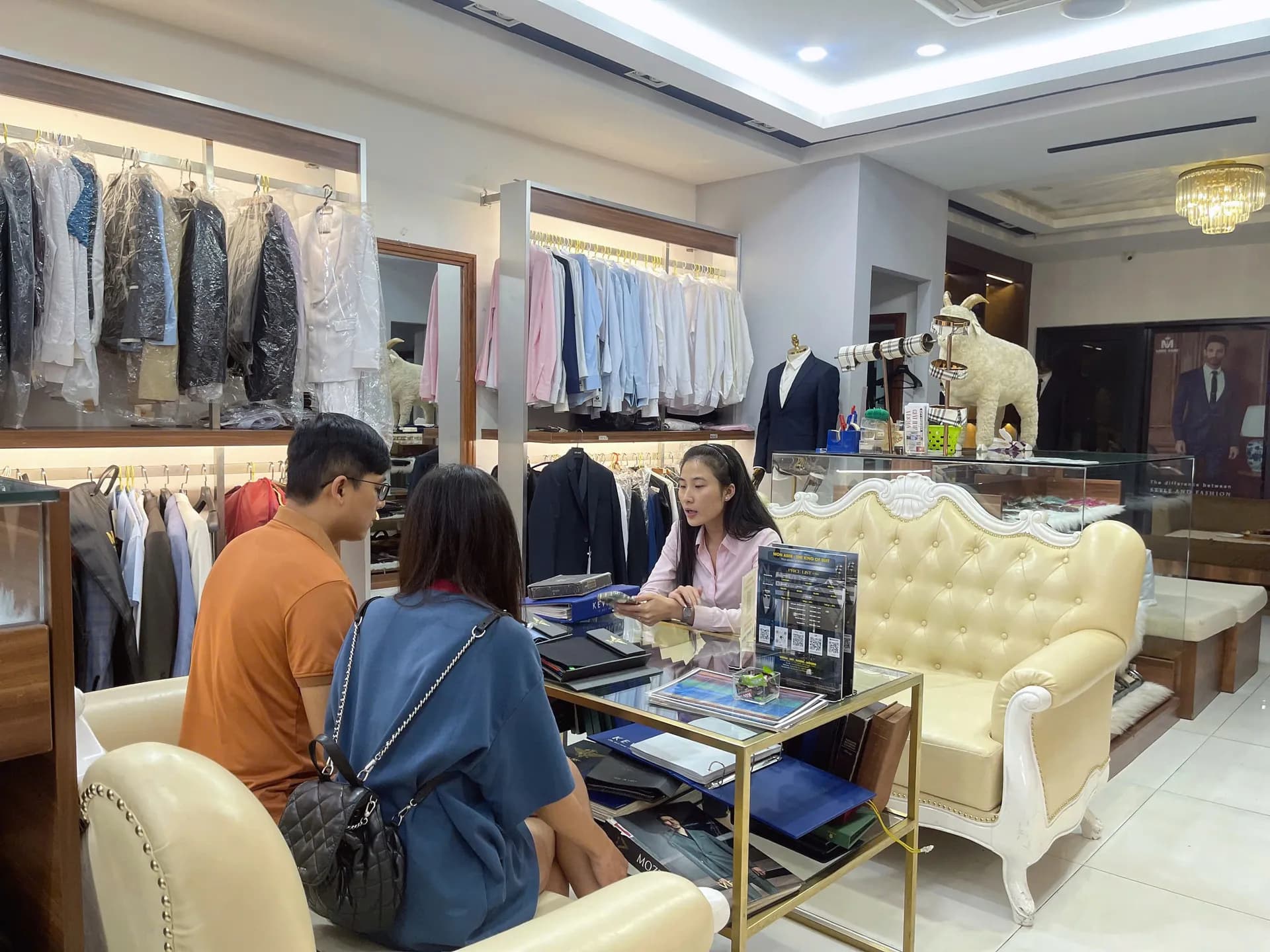 Phóng sự tại showroom — Mon Amie