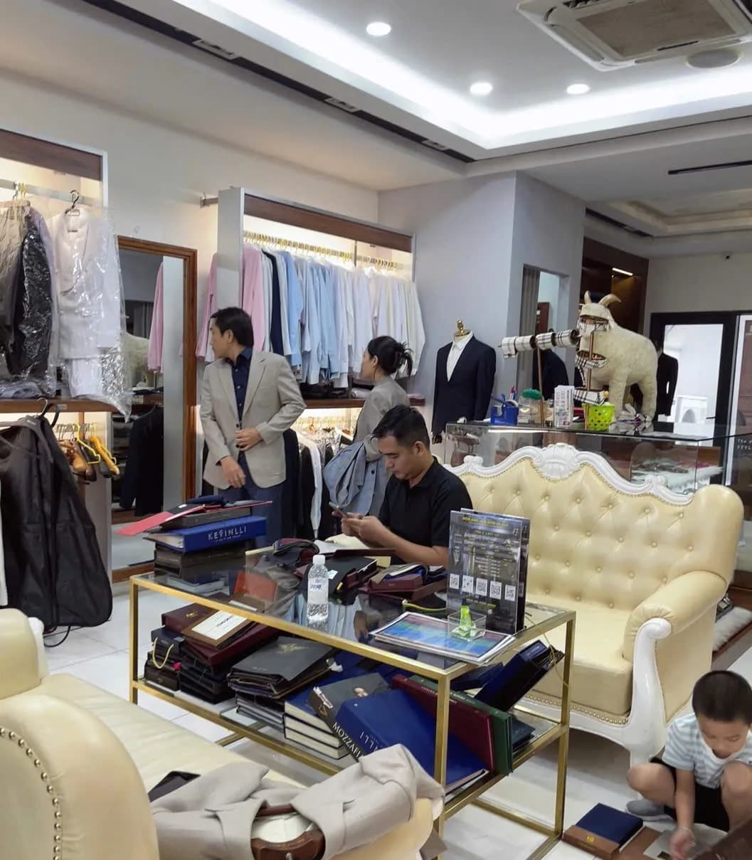 Phóng sự tại showroom — Mon Amie