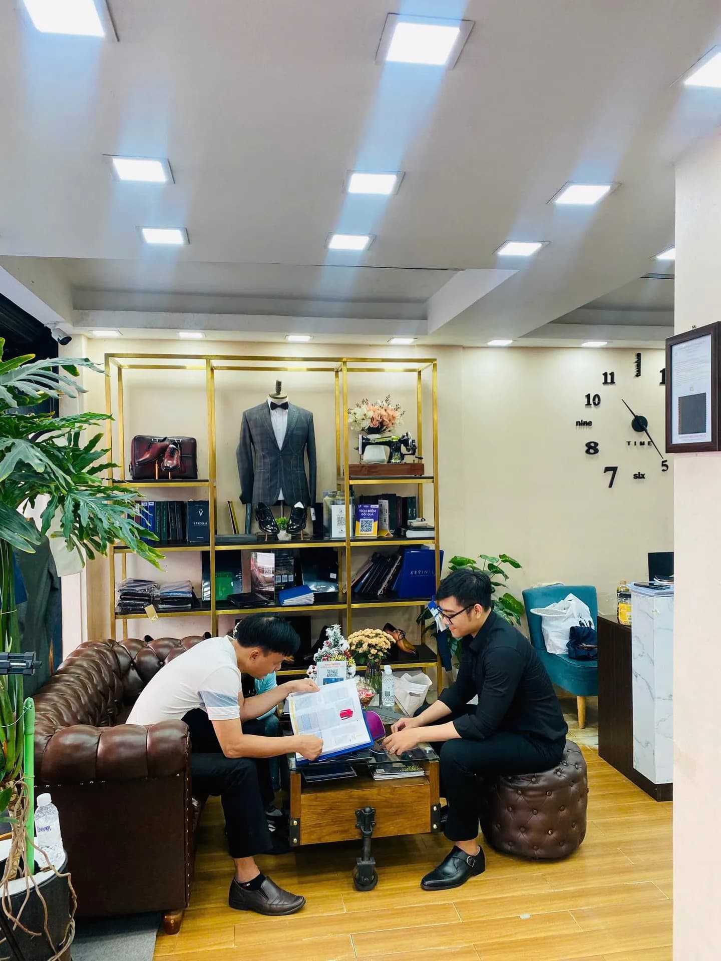 Phóng sự tại showroom — Mon Amie