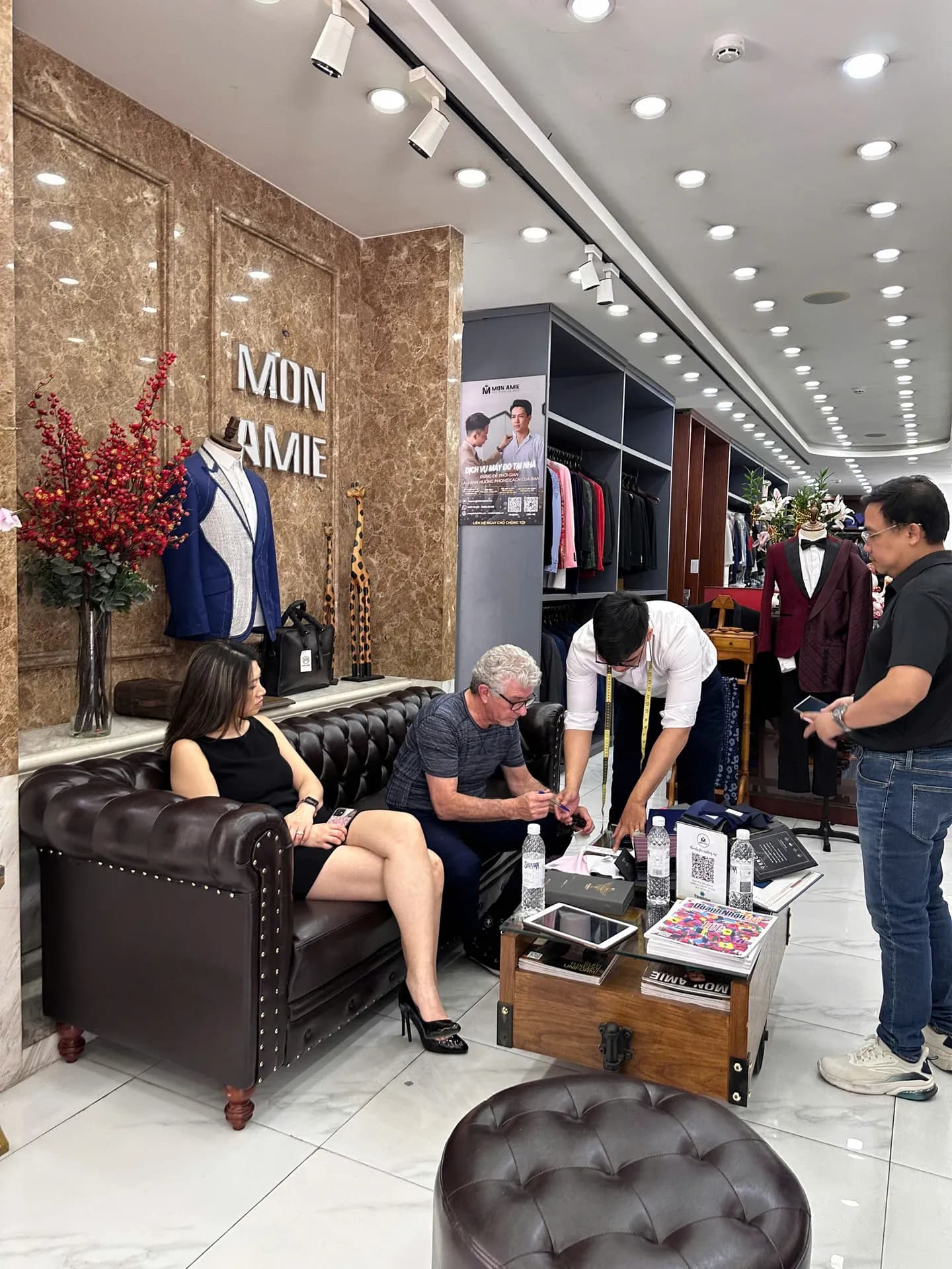 Phóng sự tại showroom — Mon Amie