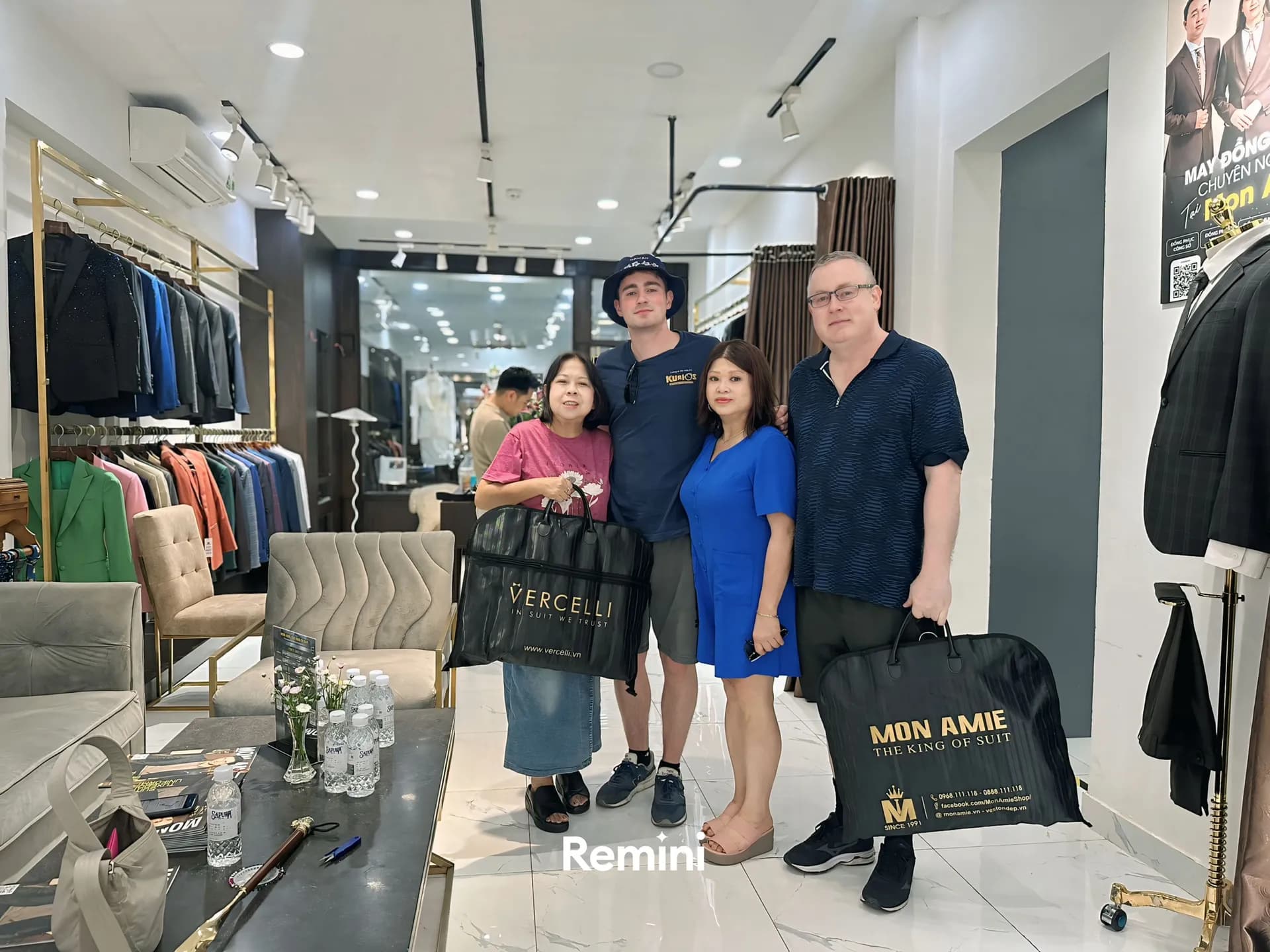 Phóng sự tại showroom — Mon Amie