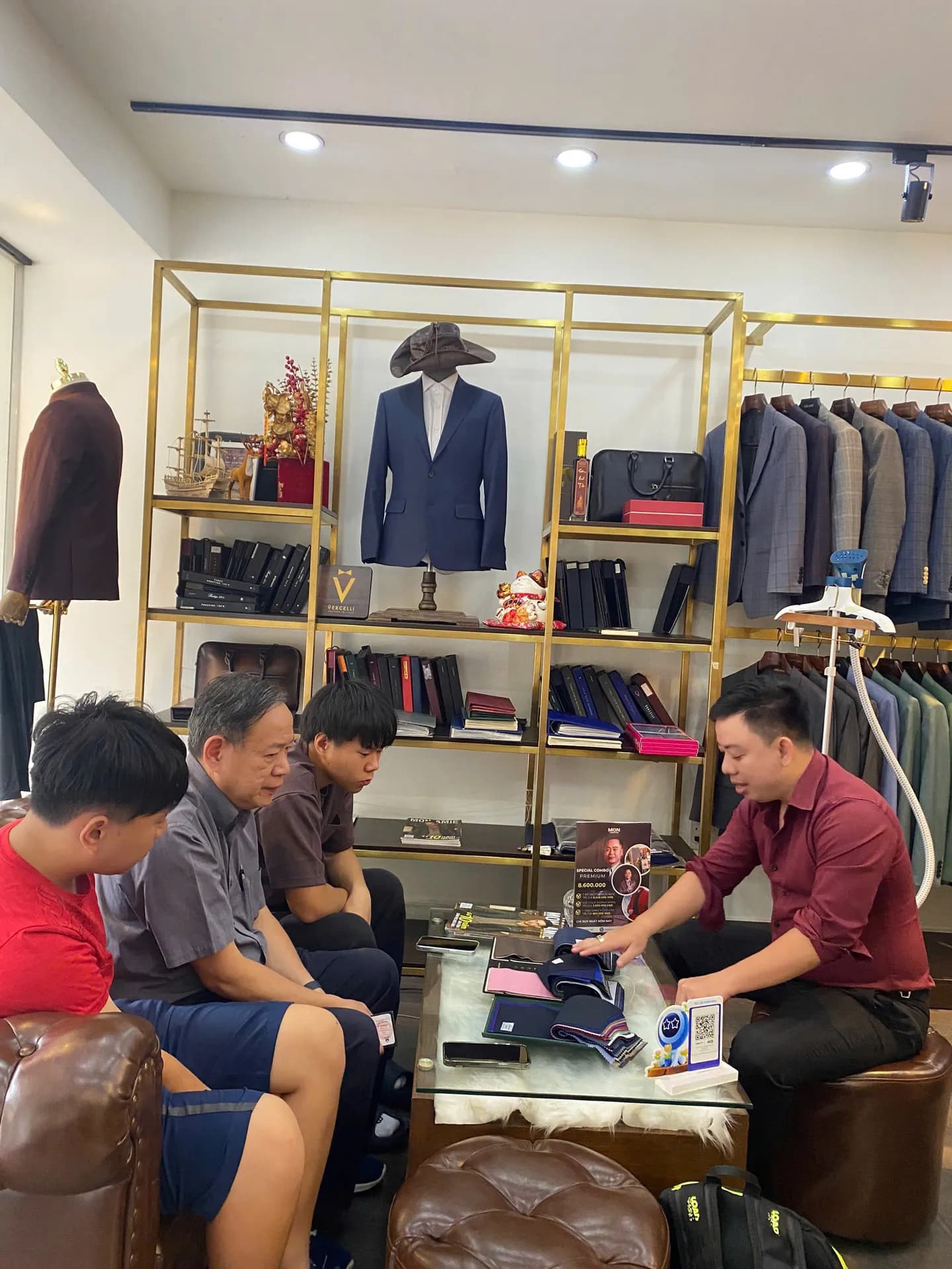 Phóng sự tại showroom — Mon Amie