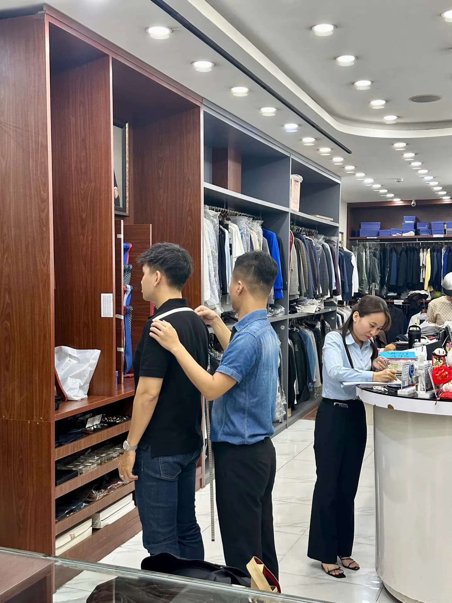 Phóng sự tại showroom — Mon Amie