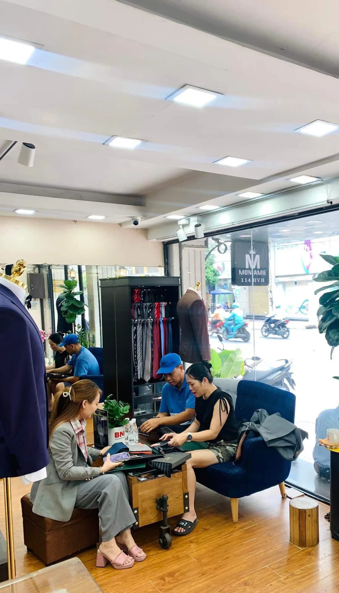 Phóng sự tại showroom — Mon Amie